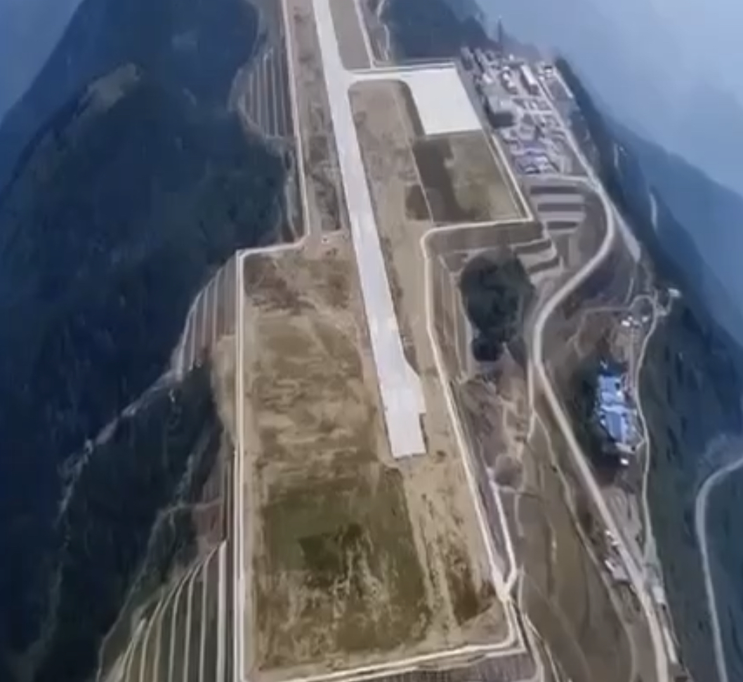 Высота 1800 метров. Аэропорт в Китае на высоте 1800 метров. Китай аэропорт гора Таохуа. Аэропорт на горе Таохуа. Аэропорт на горе в Китае.